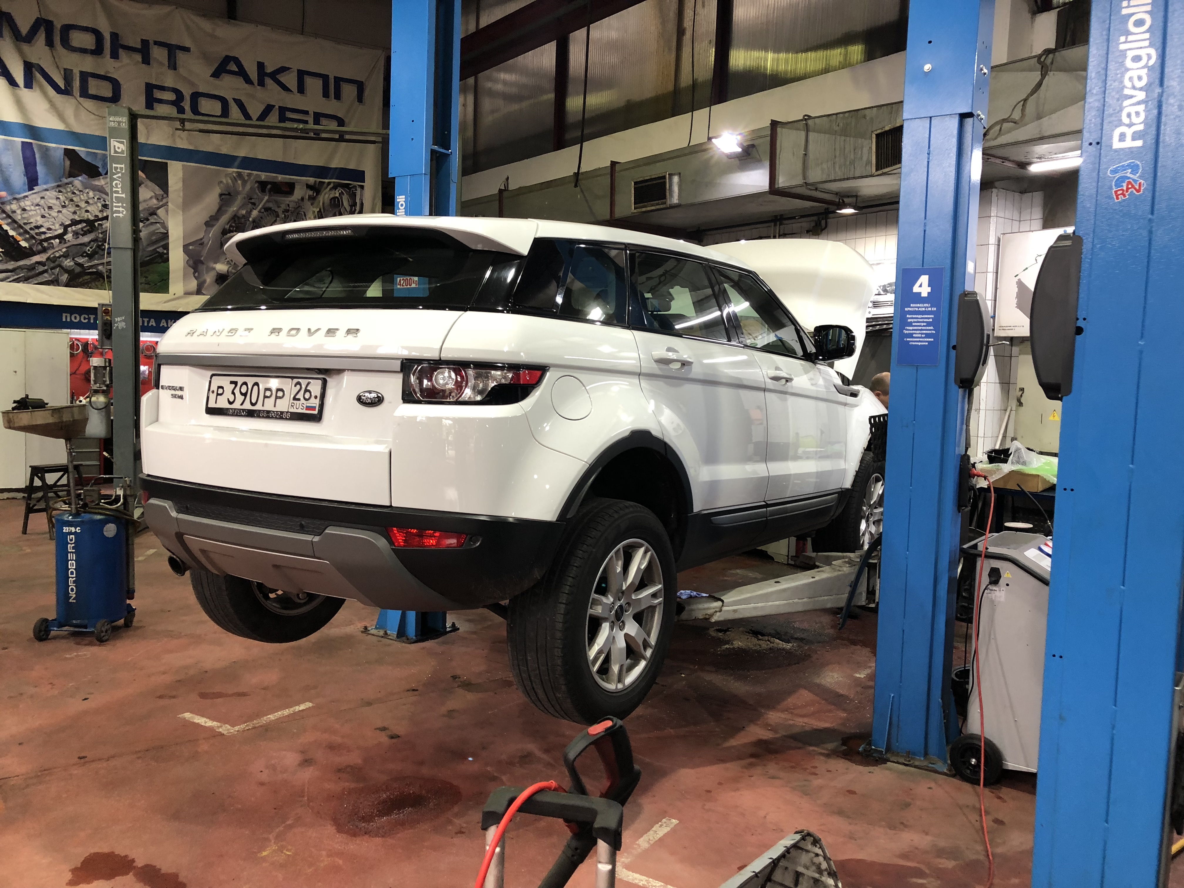 Белый Range Rover Evoque на ремонте